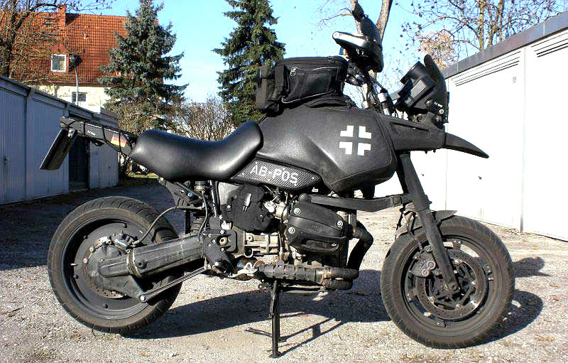 Read more about the article Мотоцикл в стиле «Безумного Макса», с крестами